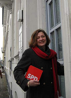 Gabi Dobusch vor ihrem Abgeordnetenbro